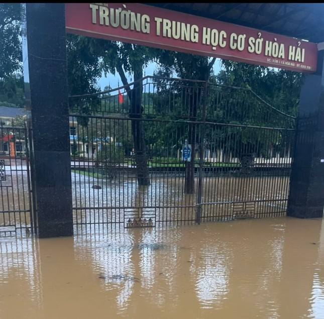 Hà Tĩnh mưa lớn ngập đường, hàng ngàn học sinh nghỉ học ảnh 3