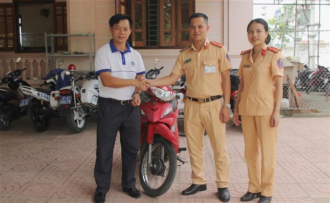 Người đàn ông bất ngờ nhận lại xe máy sau 13 năm mất cắp ảnh 1
