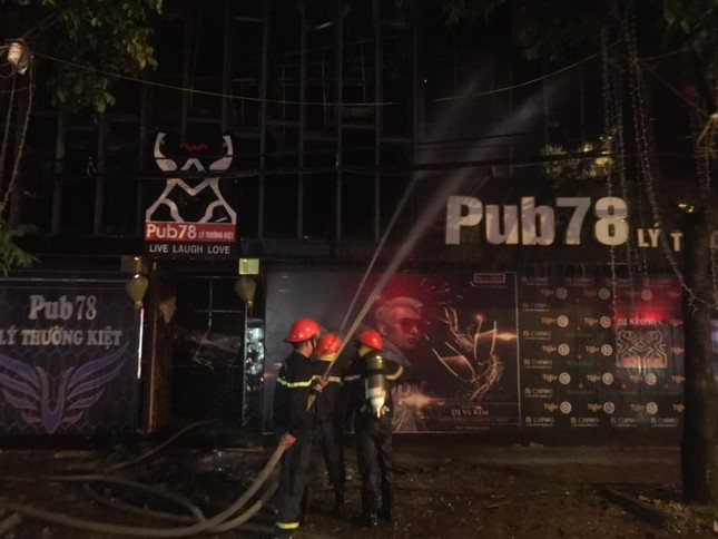 50 chiến sỹ được huy động dập lửa quán bar tại TP Vinh trong đêm ảnh 2