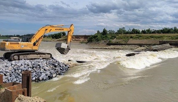 Khắc phục sự cố vỡ đập tràn Bara Đô Lương ảnh 2