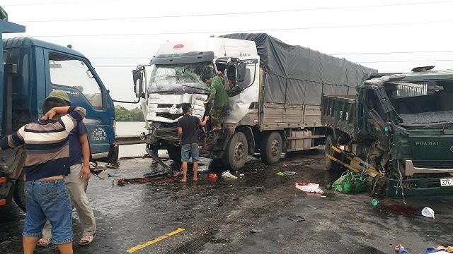 Người dân và CSGT phá cabin cứu hai tài xế ra ngoài sau vụ tai nạn ảnh 2