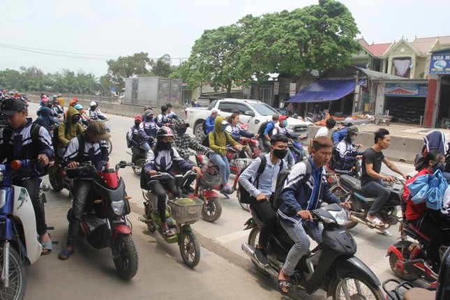 Thót tim cảnh học sinh hồn nhiên 'phi' xe máy, dàn hàng trên quốc lộ ảnh 5