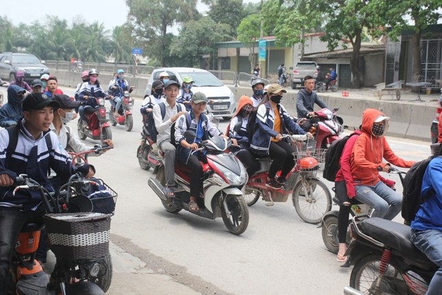 Thót tim cảnh học sinh hồn nhiên 'phi' xe máy, dàn hàng trên quốc lộ ảnh 6