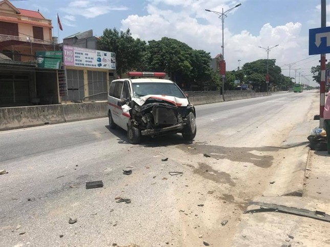 Xe cứu thương mất lái đâm liên hoàn rồi lao vào quán tạp hóa ảnh 1