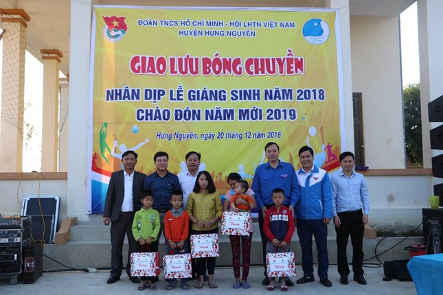 Tỉnh đoàn Nghệ An tặng quà các em nhỏ Giáo họ có hoàn cảnh khó khăn ảnh 1