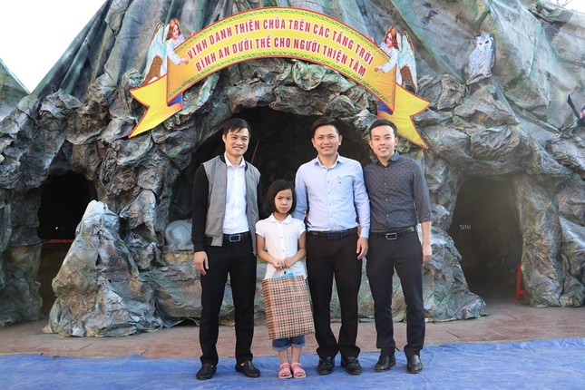 Tỉnh đoàn Nghệ An tặng quà các em nhỏ Giáo họ có hoàn cảnh khó khăn ảnh 4