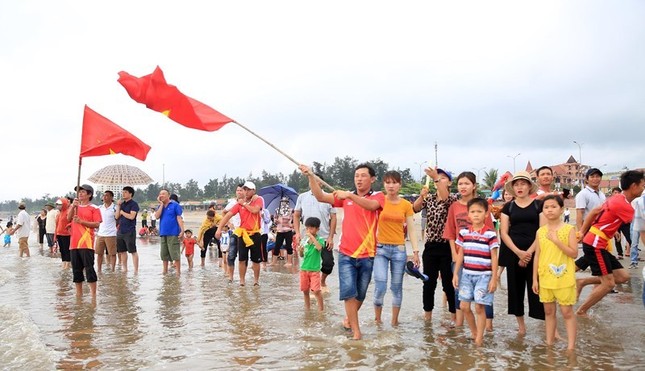 Hàng vạn du khách cổ vũ giải đua thuyền Cửa Lò lần thứ 24 ảnh 2