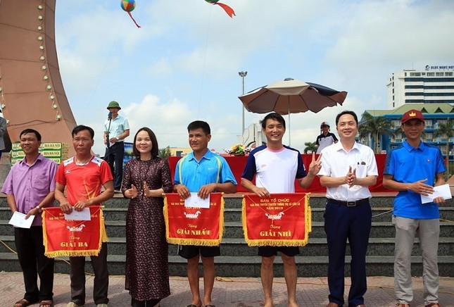Hàng vạn du khách cổ vũ giải đua thuyền Cửa Lò lần thứ 24 ảnh 3