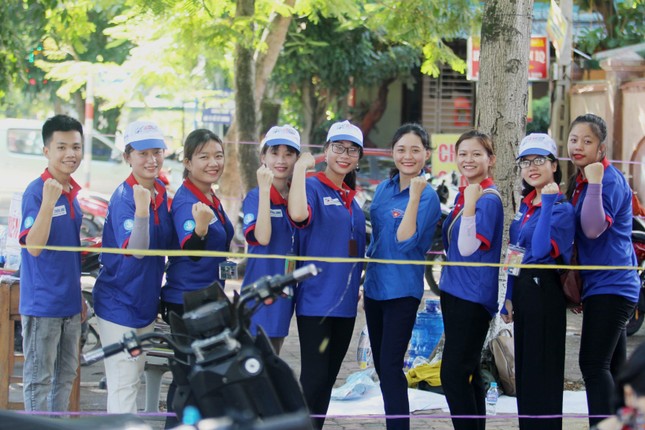 Những 'bông hồng' tình nguyện tiếp sức sỹ tử ảnh 10