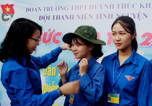 Những 'bông hồng' tình nguyện tiếp sức sỹ tử ảnh 2
