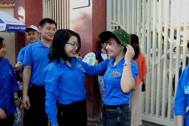 Những 'bông hồng' tình nguyện tiếp sức sỹ tử ảnh 5
