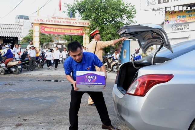 Những 'bông hồng' tình nguyện tiếp sức sỹ tử ảnh 8