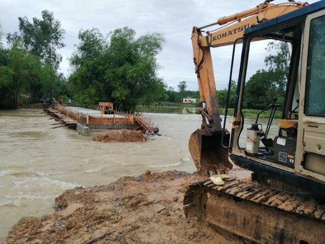 Vỡ kênh mương, hàng trăm hộ dân Nghệ An bị ngập sâu ảnh 2