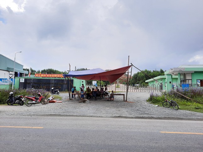 Dân Hà Tĩnh dựng rạp chặn cổng nhà máy xử lý rác Phú Hà ảnh 1