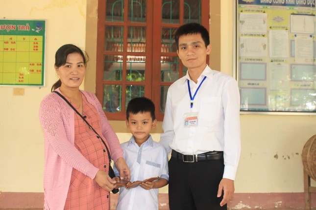 Học sinh lớp 3 nhặt được tiền và vàng đem trả lại người đánh rơi ảnh 1