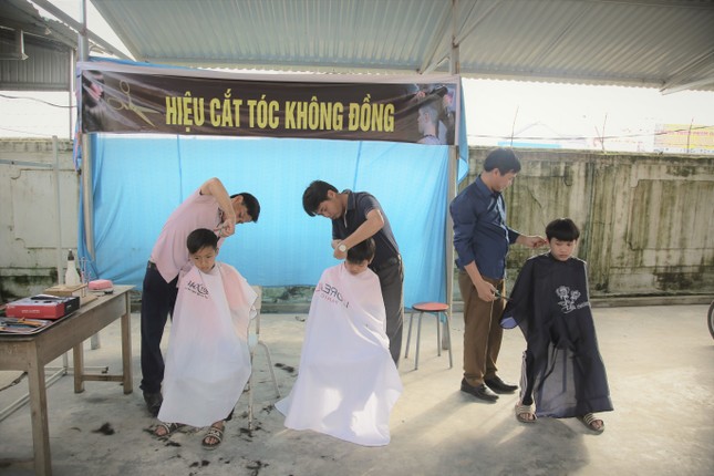 Học sinh nghèo thích thú với tiệm cắt tóc 0 đồng tại trường của thầy giáo ảnh 1