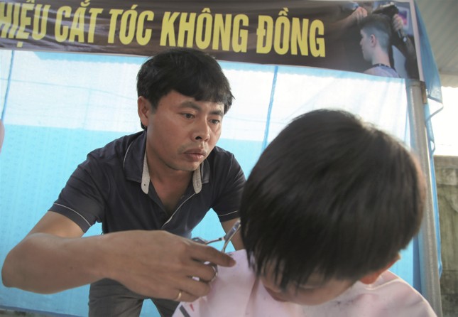 Học sinh nghèo thích thú với tiệm cắt tóc 0 đồng tại trường của thầy giáo ảnh 4