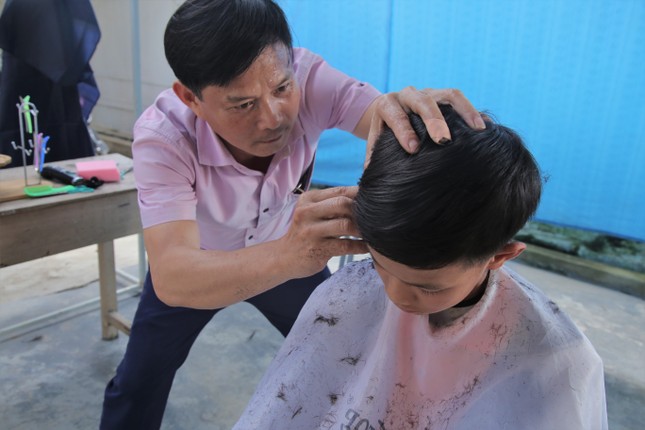 Học sinh nghèo thích thú với tiệm cắt tóc 0 đồng tại trường của thầy giáo ảnh 2