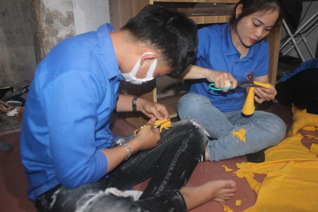 Thanh niên Hà Tĩnh may hàng nghìn khẩu trang phát miễn phí chống dịch Covid-19 ảnh 1