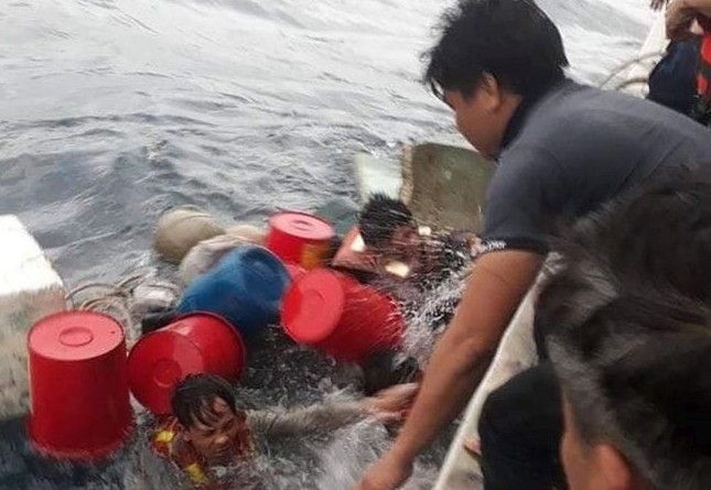 Tàu cá bị chìm, 6 thuyền viên kết thùng nhựa làm bè lênh đênh trên biển ảnh 1