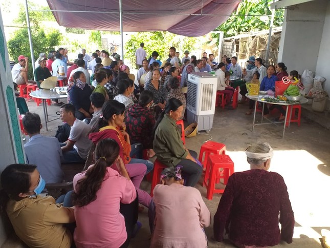 Mẹ kiệt sức gào khóc gọi con 5 tuổi tử vong trong rừng vắng ảnh 1