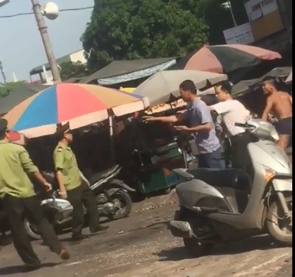 Xôn xao bảo vệ chợ đánh nam thanh niên có biểu hiện bệnh thần kinh ảnh 2