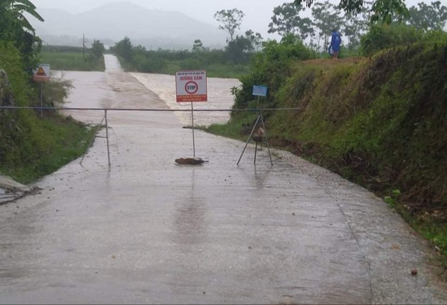 Bão số 2 gây mưa lớn ngập úng nghiêm trọng ở Nghệ An, nhiều đia phương bị chia cắt ảnh 2