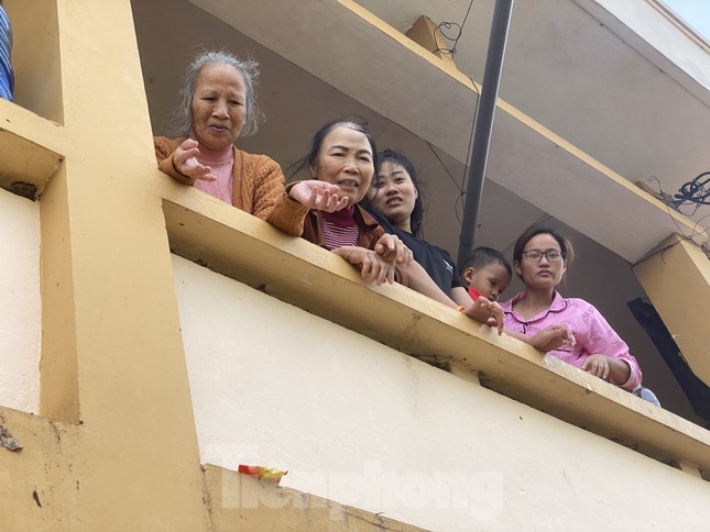 Sống trên nóc nhà, người dân Quảng Bình khắc khoải chờ lũ rút ảnh 9