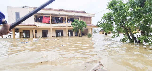 Sống trên nóc nhà, người dân Quảng Bình khắc khoải chờ lũ rút ảnh 11
