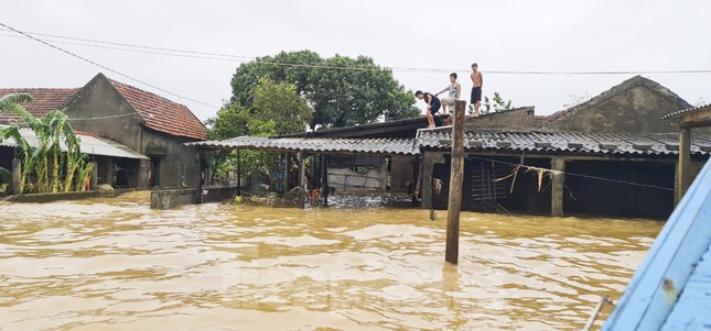 Sống trên nóc nhà, người dân Quảng Bình khắc khoải chờ lũ rút ảnh 12