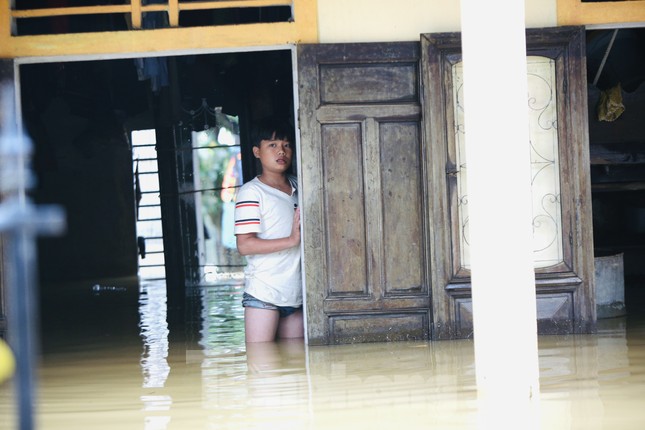 Sống trên nóc nhà, người dân Quảng Bình khắc khoải chờ lũ rút ảnh 13