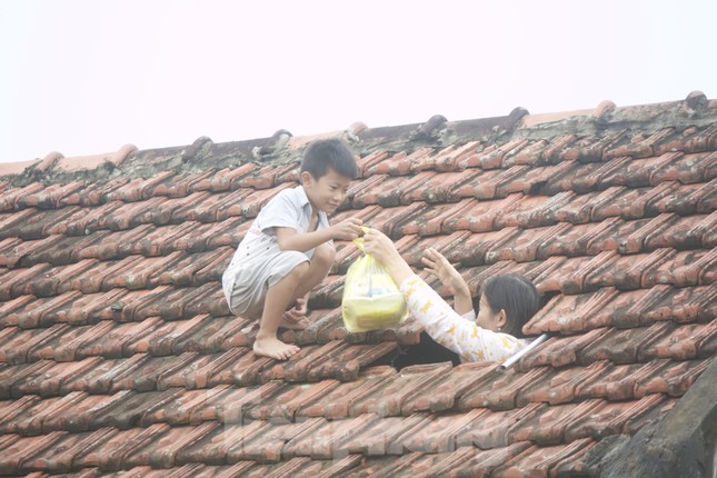 Sống trên nóc nhà, người dân Quảng Bình khắc khoải chờ lũ rút ảnh 1