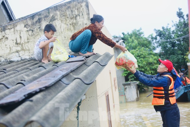 Sống trên nóc nhà, người dân Quảng Bình khắc khoải chờ lũ rút ảnh 3