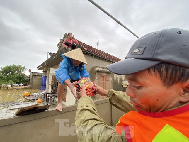 Sống trên nóc nhà, người dân Quảng Bình khắc khoải chờ lũ rút ảnh 4