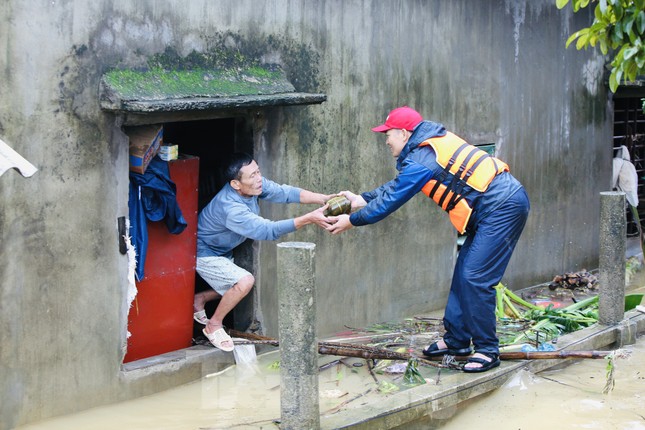 Sống trên nóc nhà, người dân Quảng Bình khắc khoải chờ lũ rút ảnh 5