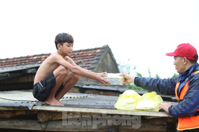 Sống trên nóc nhà, người dân Quảng Bình khắc khoải chờ lũ rút ảnh 6