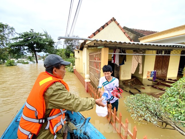 Sống trên nóc nhà, người dân Quảng Bình khắc khoải chờ lũ rút ảnh 7