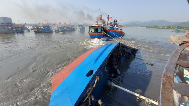 Tàu vỏ sắt chở dầu, nước ngọt bị lật trên đường vào cảng ảnh 2