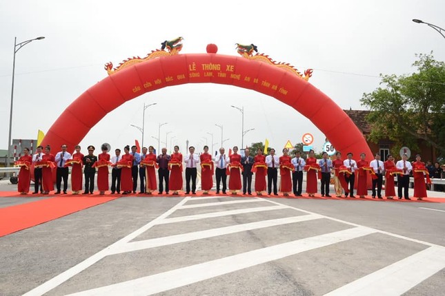 Thủ tướng cắt băng thông xe cầu Cửa Hội nối Nghệ An-Hà Tĩnh ảnh 3