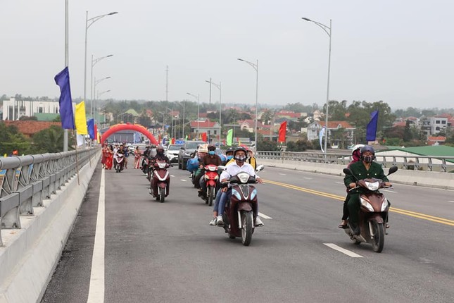 Thủ tướng cắt băng thông xe cầu Cửa Hội nối Nghệ An-Hà Tĩnh ảnh 4