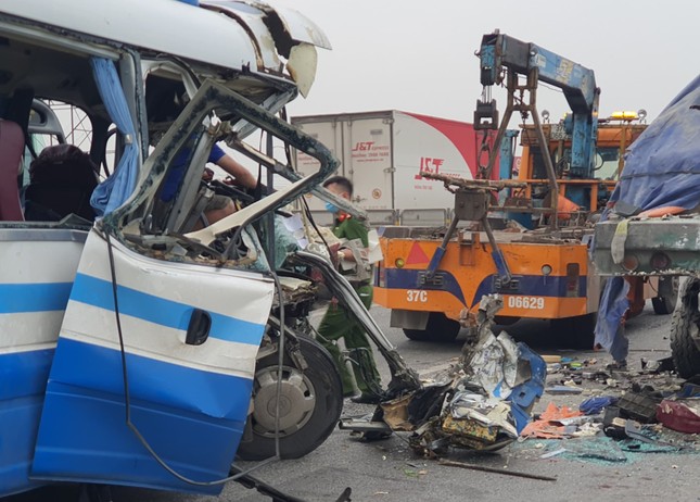 Khởi tố vụ án, tạm giam tài xế xe khách trong vụ tai nạn 3 người tử vong, 19 bị thương ảnh 1