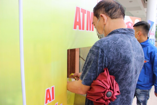 Ấm lòng 'ATM gạo' và siêu thị '0 đồng' hỗ trợ người dân trong mùa dịch ảnh 1