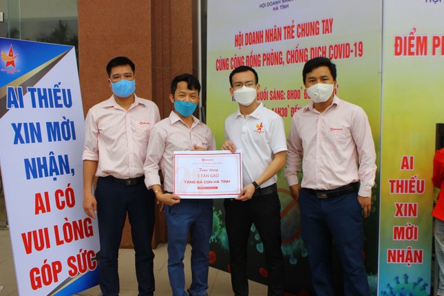 Ấm lòng 'ATM gạo' và siêu thị '0 đồng' hỗ trợ người dân trong mùa dịch ảnh 4