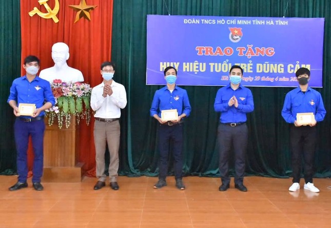 3 thanh niên cứu người đuối nước được trao Huy hiệu Tuổi trẻ ảnh 1