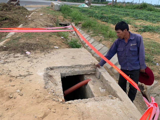 Vụ cháu bé rơi xuống hố ga không nắp tử vong: Ai nhận trách nhiệm? ảnh 1
