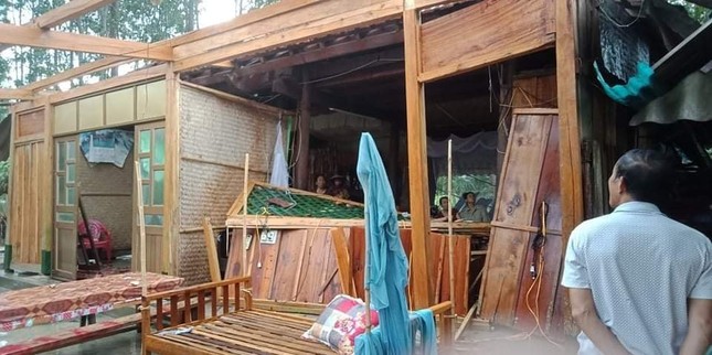 Lốc xoáy khiến nhiều nhà, trường học ở miền núi Hà Tĩnh tốc mái ảnh 1