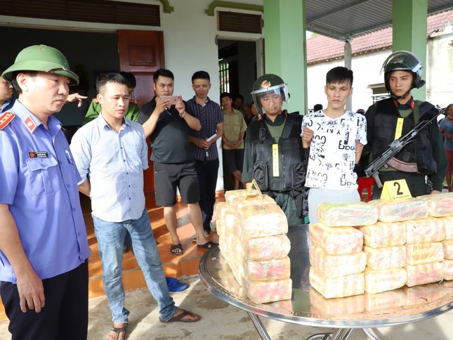 Truy đuổi ô tô chở 30kg ma túy trong đêm, bắt giữ 2 đối tượng ảnh 1