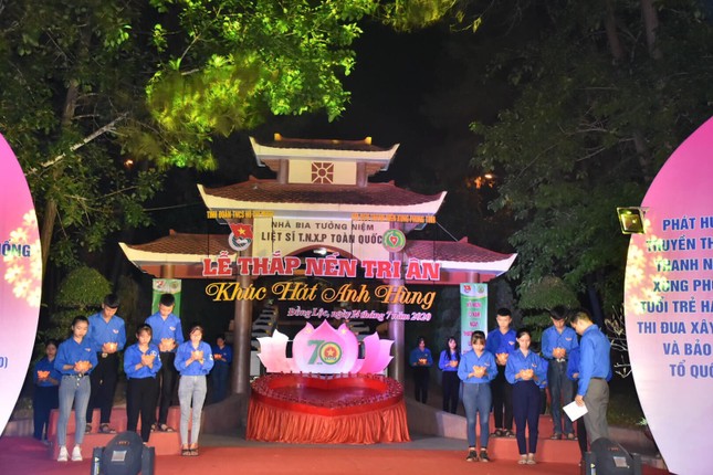 Tuổi trẻ Hà Tĩnh thắp nến tri ân các Anh hùng, Liệt sĩ ảnh 1