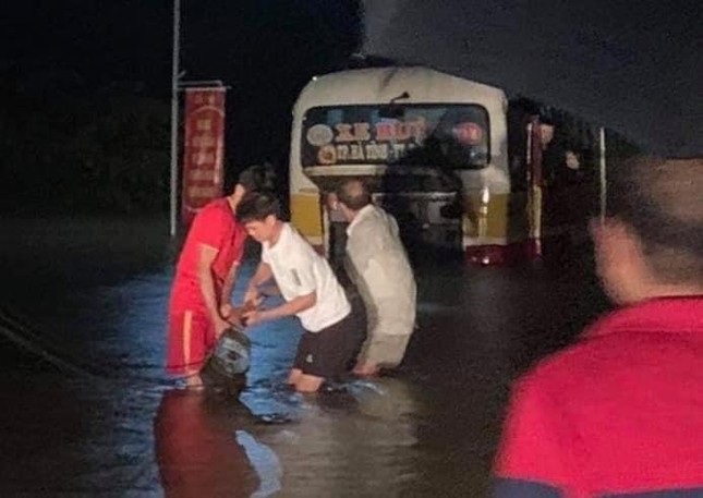 Giải cứu xe buýt chết máy giữa dòng nước xiết ảnh 1