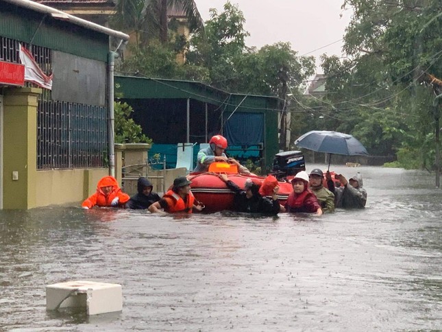 Bộ đội, công an dầm mưa, lội nước cõng dân đến nơi an toàn ảnh 4